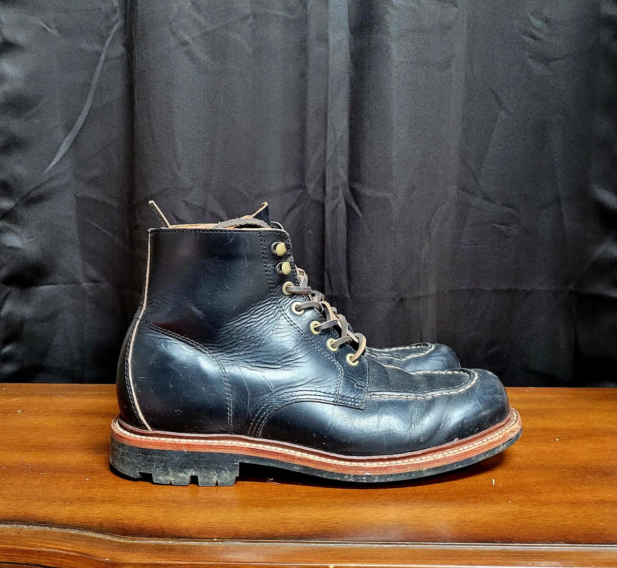 Photo by papavic on February 3, 2023 of the Grant Stone Brass Boot in Horween Black Chromexcel.