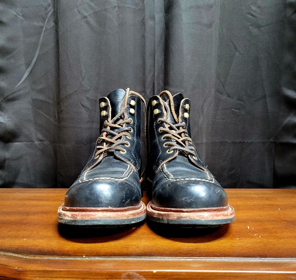 Photo by papavic on March 2, 2023 of the Grant Stone Brass Boot in Horween Black Chromexcel.