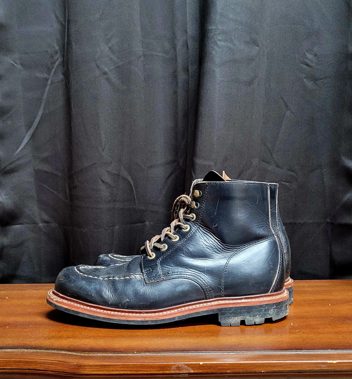 Photo by papavic on March 2, 2023 of the Grant Stone Brass Boot in Horween Black Chromexcel.