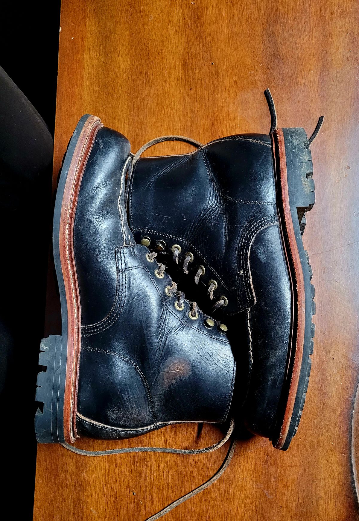 Photo by papavic on March 2, 2023 of the Grant Stone Brass Boot in Horween Black Chromexcel.