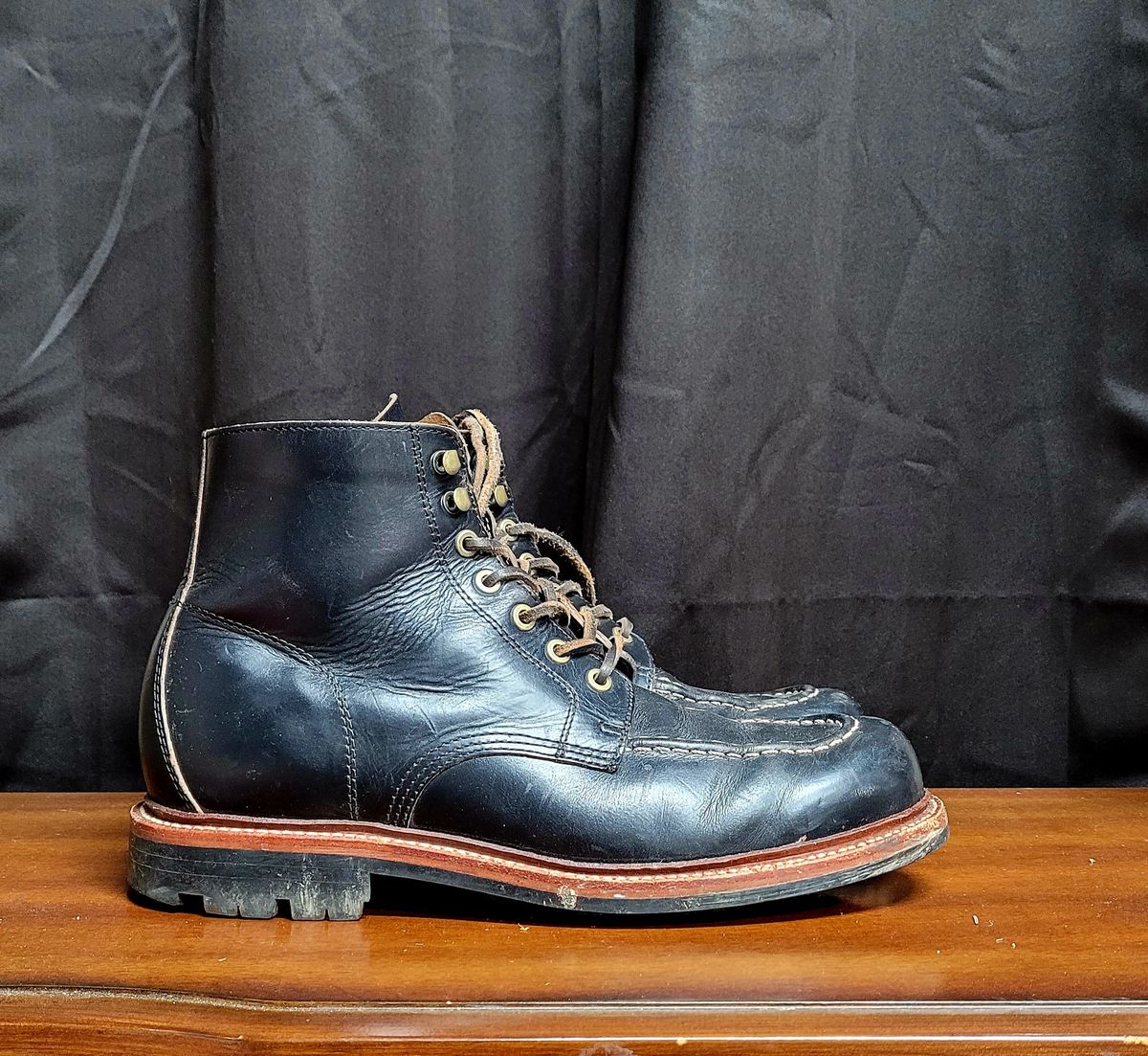 Photo by papavic on March 2, 2023 of the Grant Stone Brass Boot in Horween Black Chromexcel.