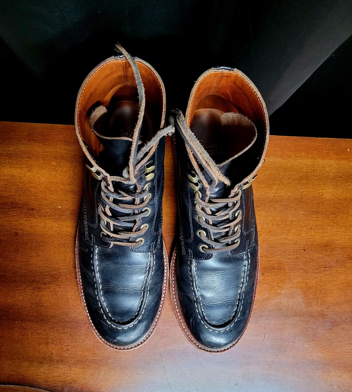 Photo by papavic on March 2, 2023 of the Grant Stone Brass Boot in Horween Black Chromexcel.