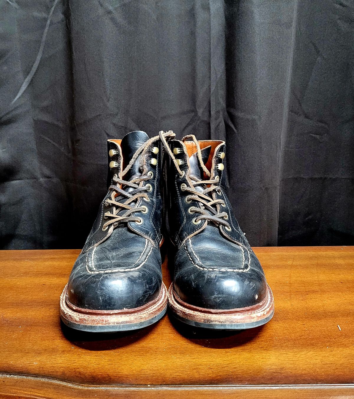 Photo by papavic on April 1, 2023 of the Grant Stone Brass Boot in Horween Black Chromexcel.