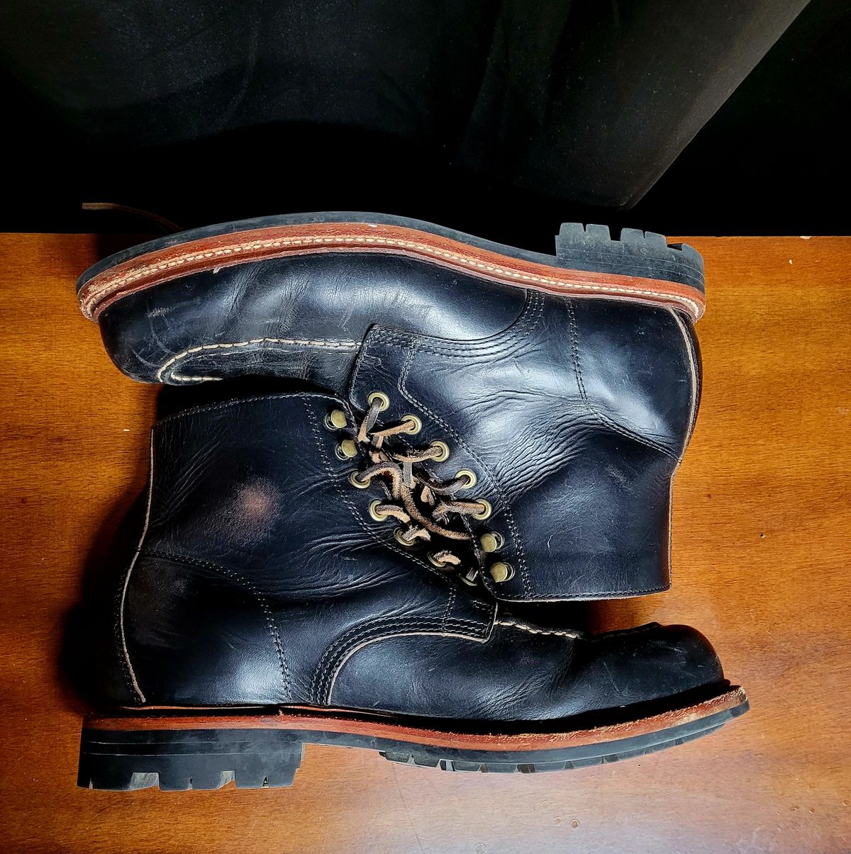 Photo by papavic on April 1, 2023 of the Grant Stone Brass Boot in Horween Black Chromexcel.