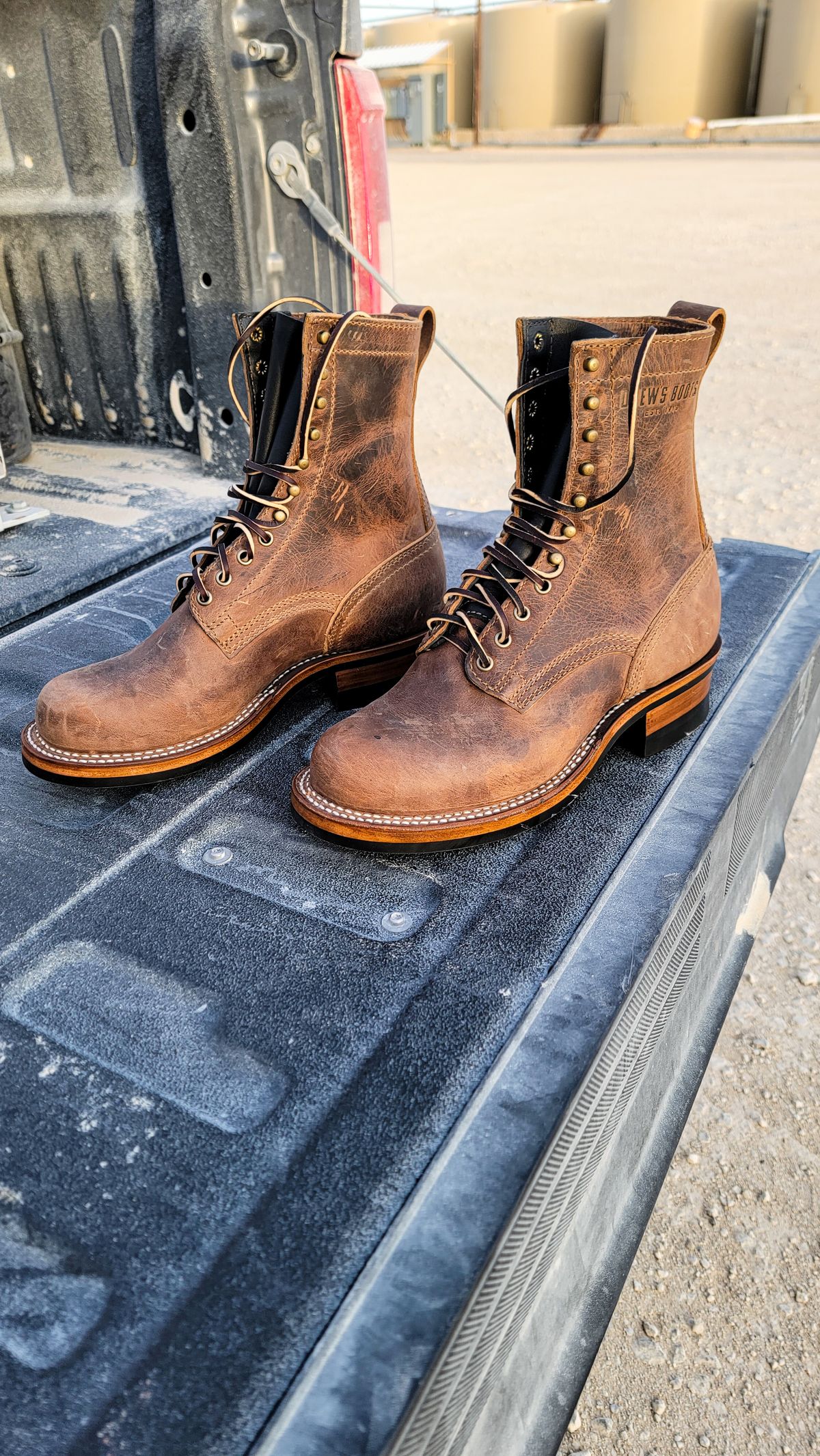 Photo by whitecollardropout on April 1, 2023 of the Drew's Boots 8" Workboot in Rowdy Smooth.