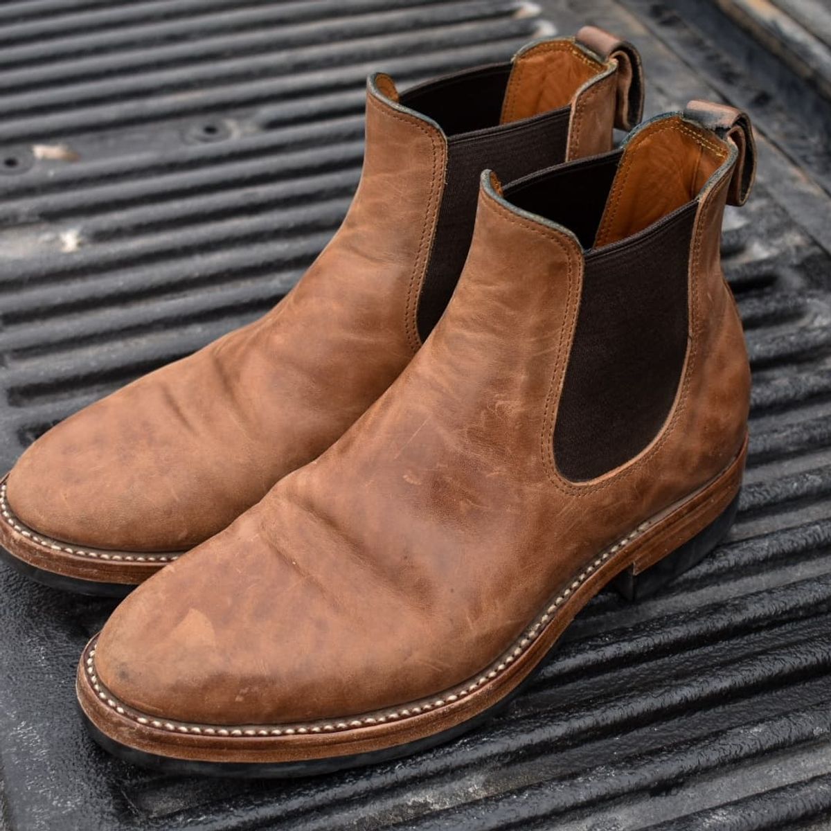Photo by whitecollardropout on January 7, 2023 of the Benzein The Seventh Chelsea Boot in Shinki Natural Shrunken Horsebutt.
