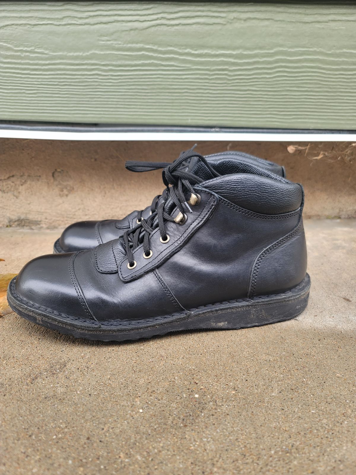Photo by phsanford on December 5, 2022 of the Jim Green African Ranger in Black Full Grain.
