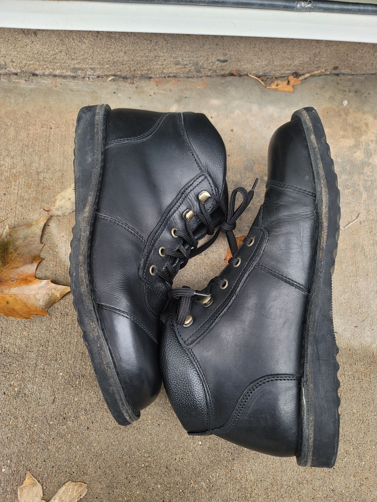Photo by phsanford on December 5, 2022 of the Jim Green African Ranger in Black Full Grain.
