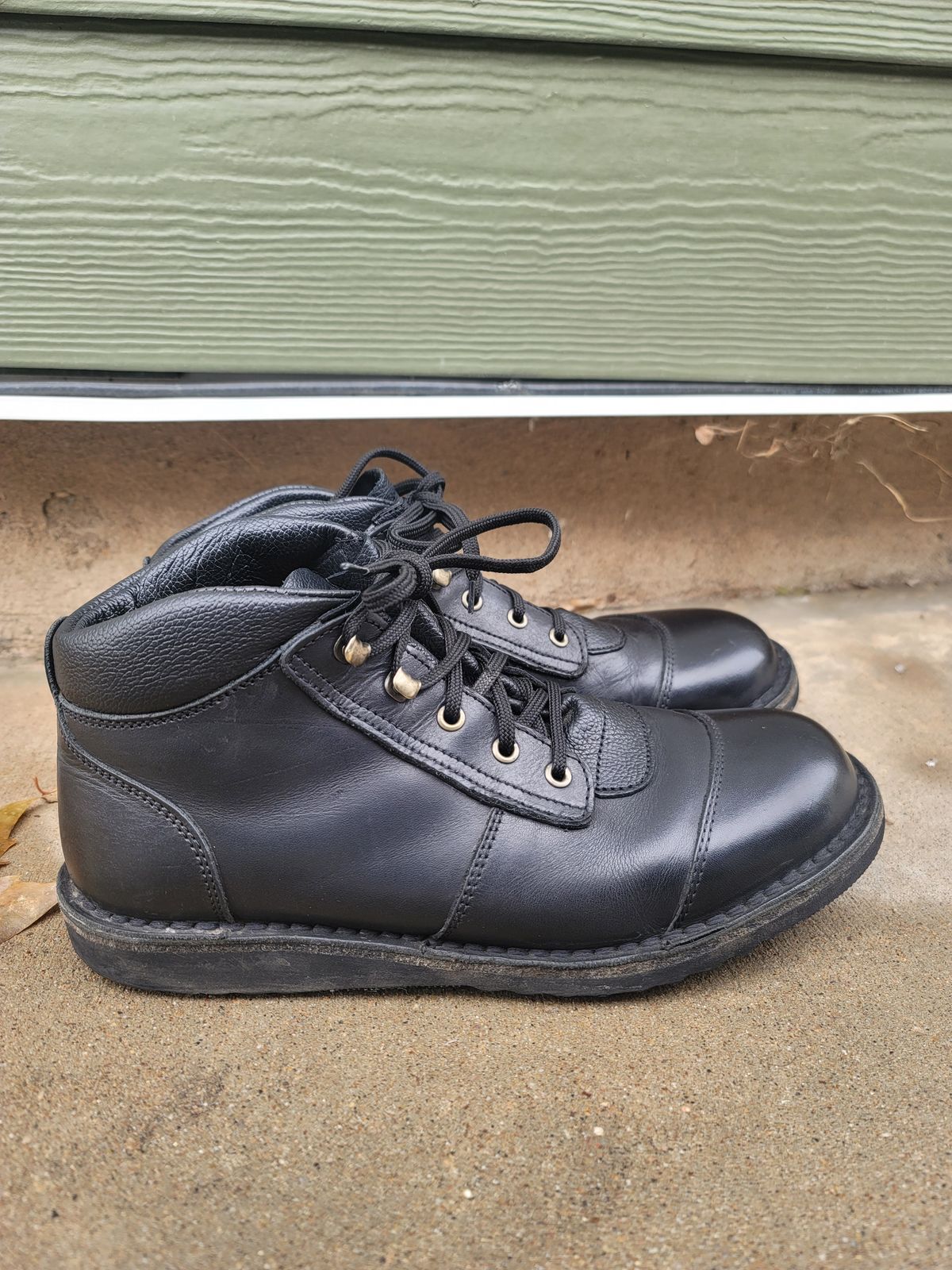 Photo by phsanford on December 5, 2022 of the Jim Green African Ranger in Black Full Grain.