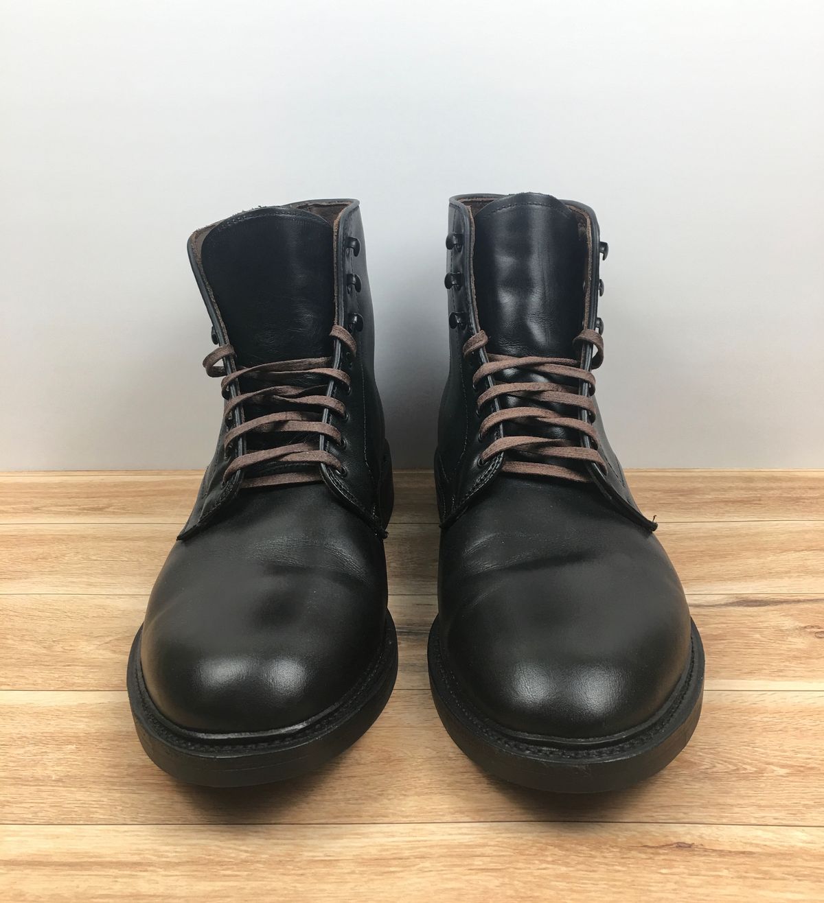 Photo by Hatsandboots on October 3, 2022 of the Allen Edmonds Higgins Mill in Unknown Leather.