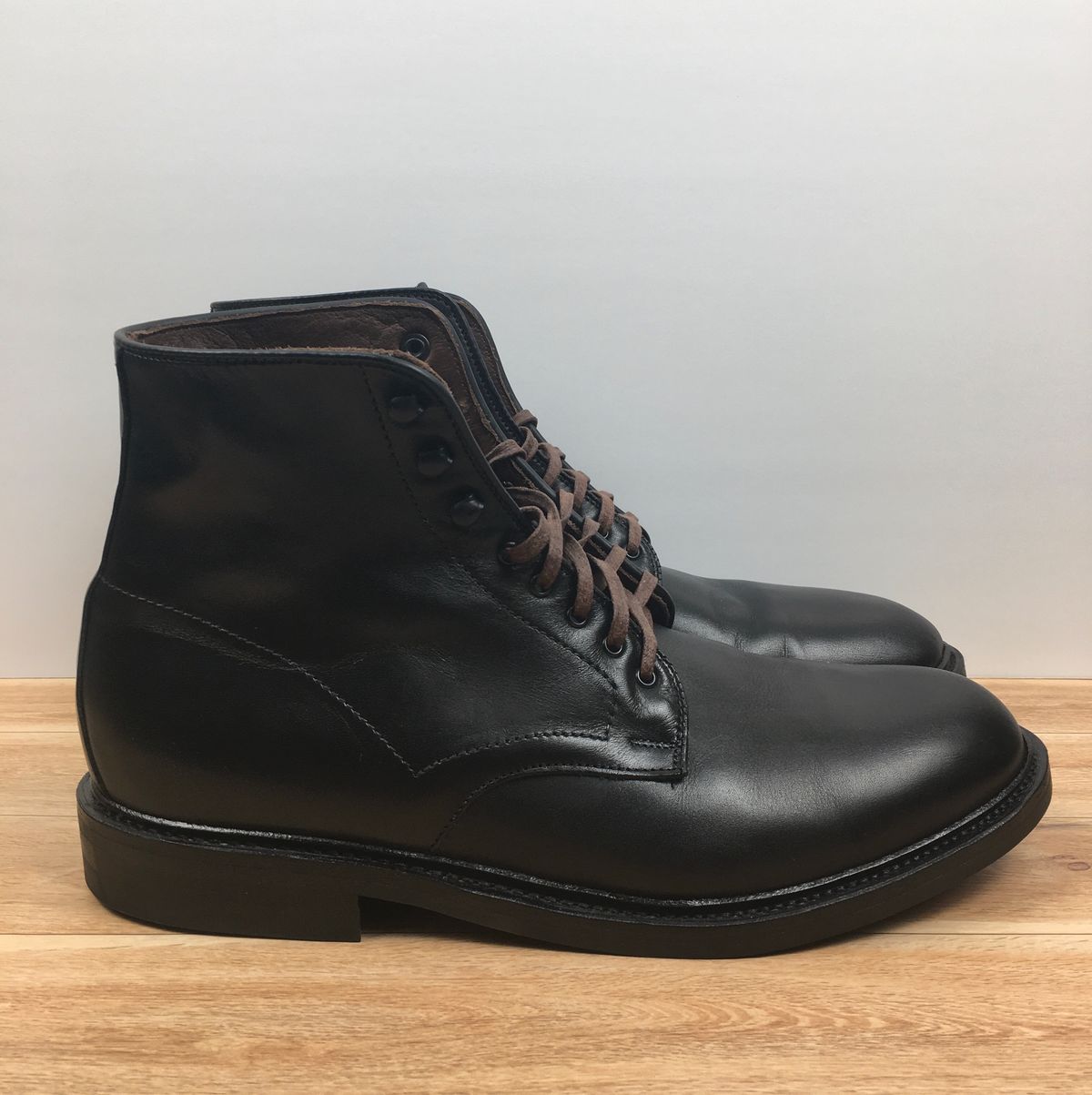 Photo by Hatsandboots on October 3, 2022 of the Allen Edmonds Higgins Mill in Unknown Leather.