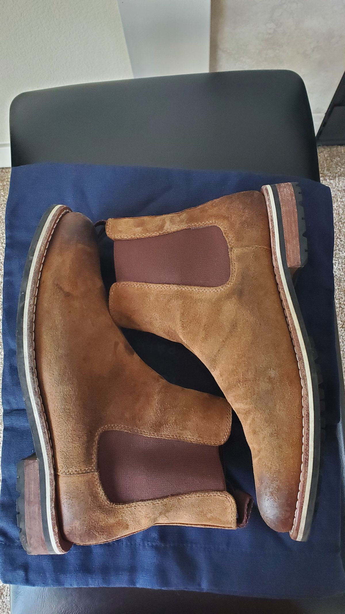 Photo by Moist_Nugget_M38 on November 4, 2023 of the HELM Boots The Finn in Sienna Rusan Waxed Suede.