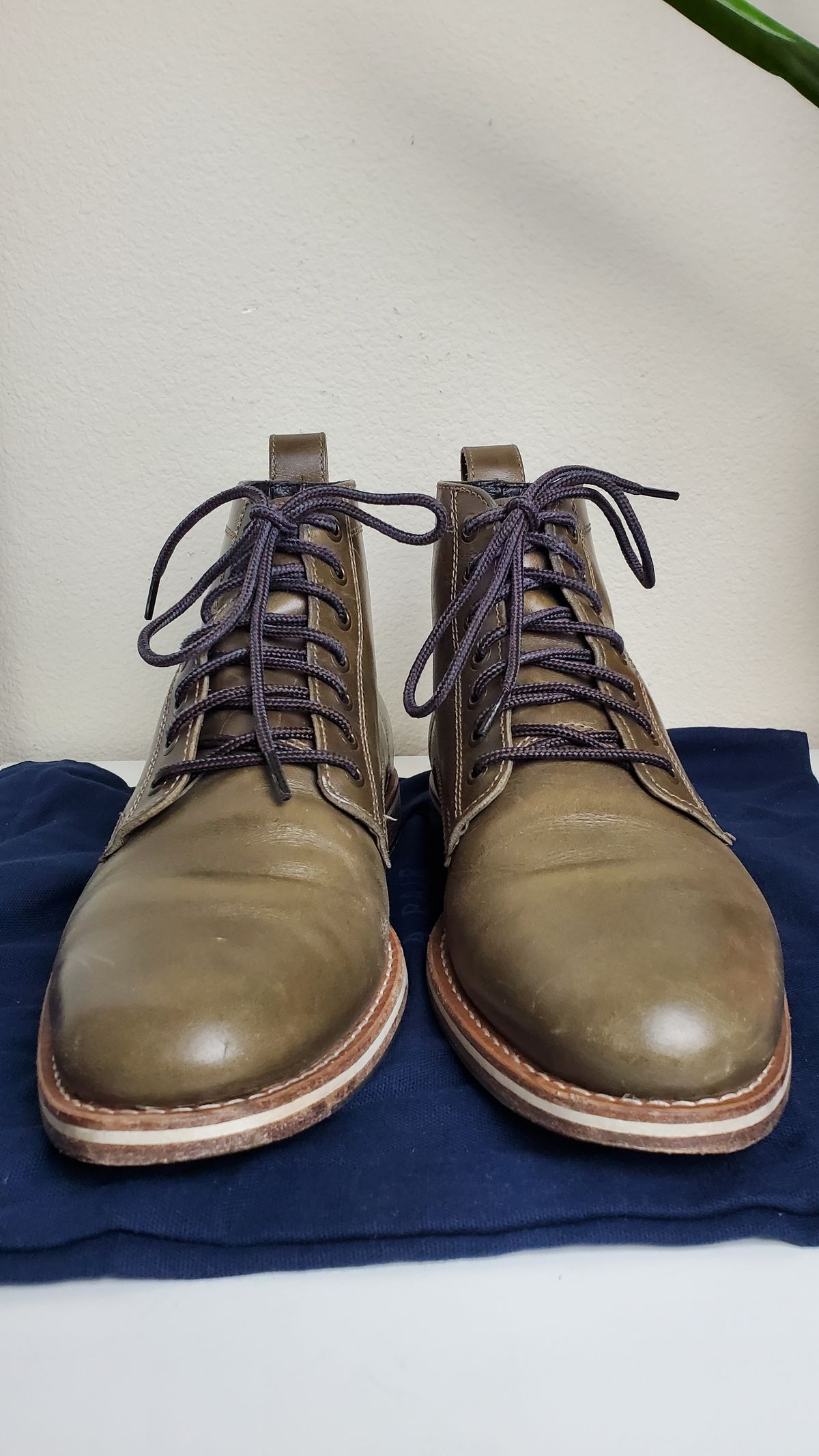 Photo by Moist_Nugget_M38 on December 5, 2022 of the HELM Boots The Zind in Krumenauer Olive.