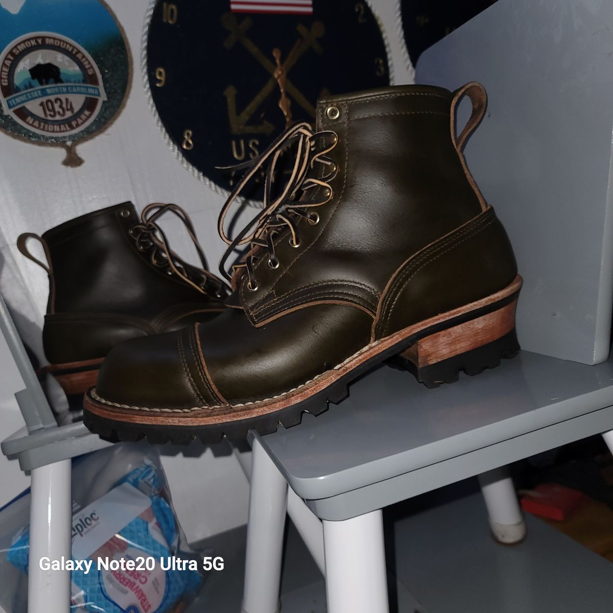 Photo by BigfootWilly on October 2, 2024 of the Nicks Handmade Boots Urban Logger in Shackelton Greener Pastures.