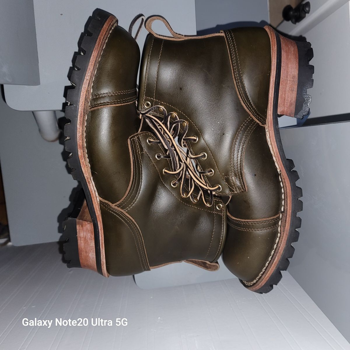 Photo by BigfootWilly on October 2, 2024 of the Nicks Handmade Boots Urban Logger in Shackelton Greener Pastures.