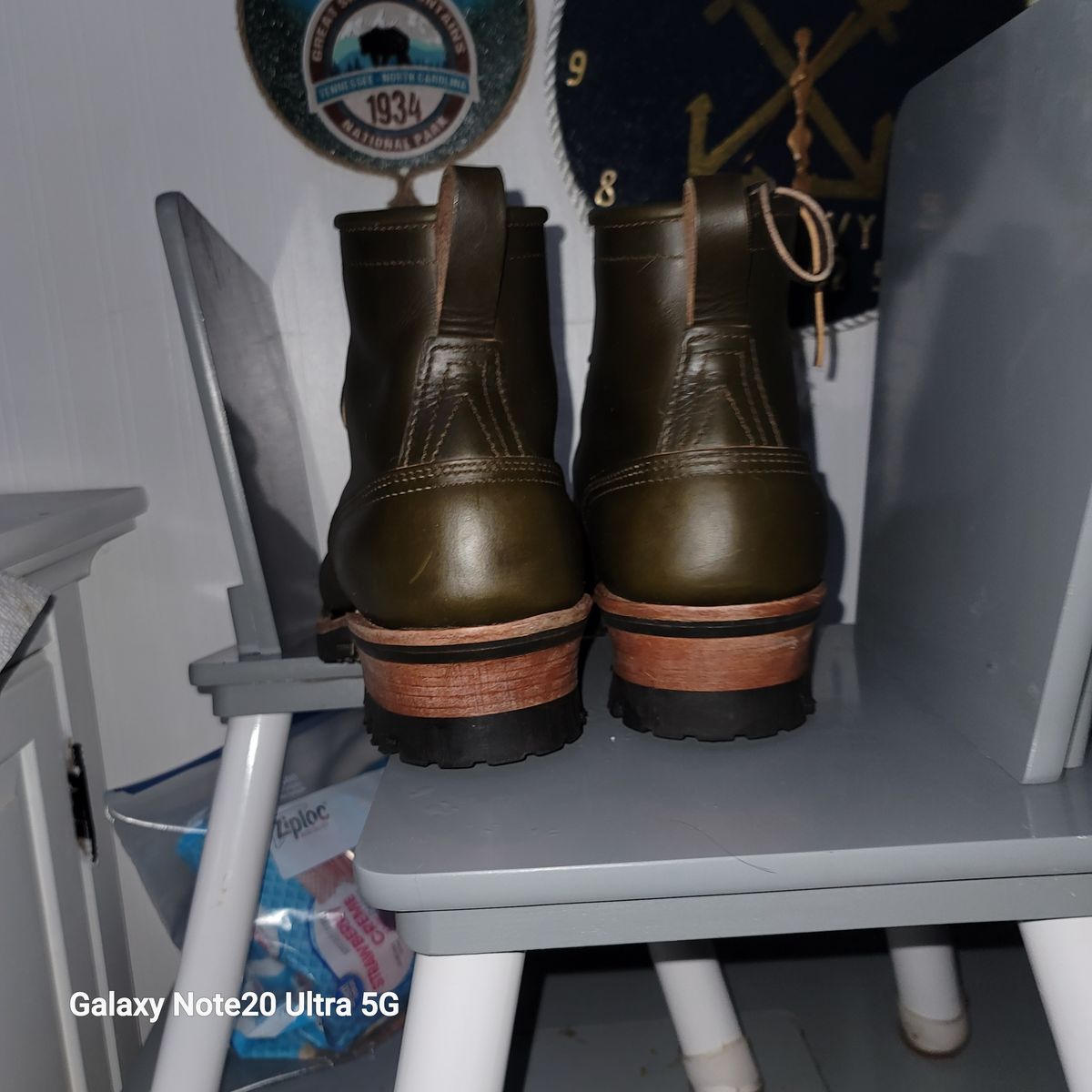 Photo by BigfootWilly on October 2, 2024 of the Nicks Handmade Boots Urban Logger in Shackelton Greener Pastures.