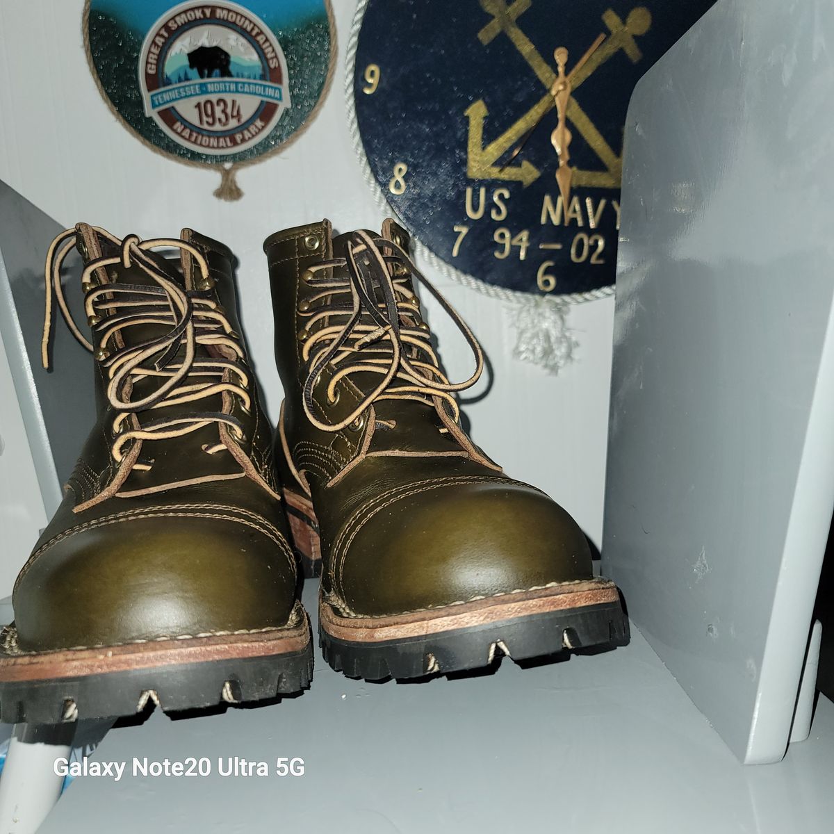 Photo by BigfootWilly on October 2, 2024 of the Nicks Handmade Boots Urban Logger in Shackelton Greener Pastures.