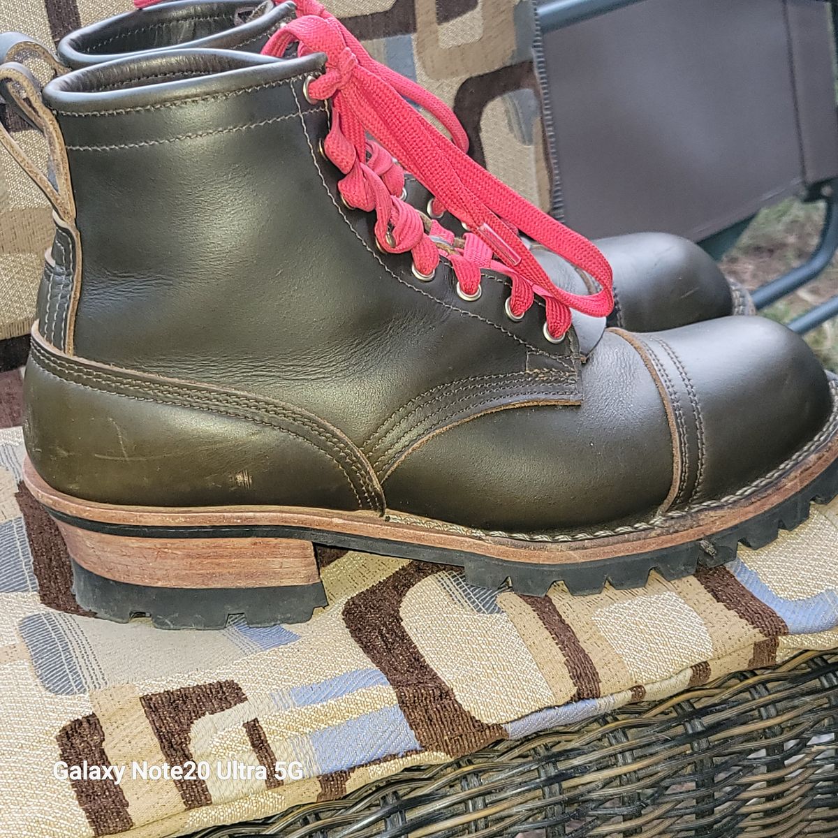 Photo by BigfootWilly on November 3, 2024 of the Nicks Handmade Boots Urban Logger in Shackelton Greener Pastures.