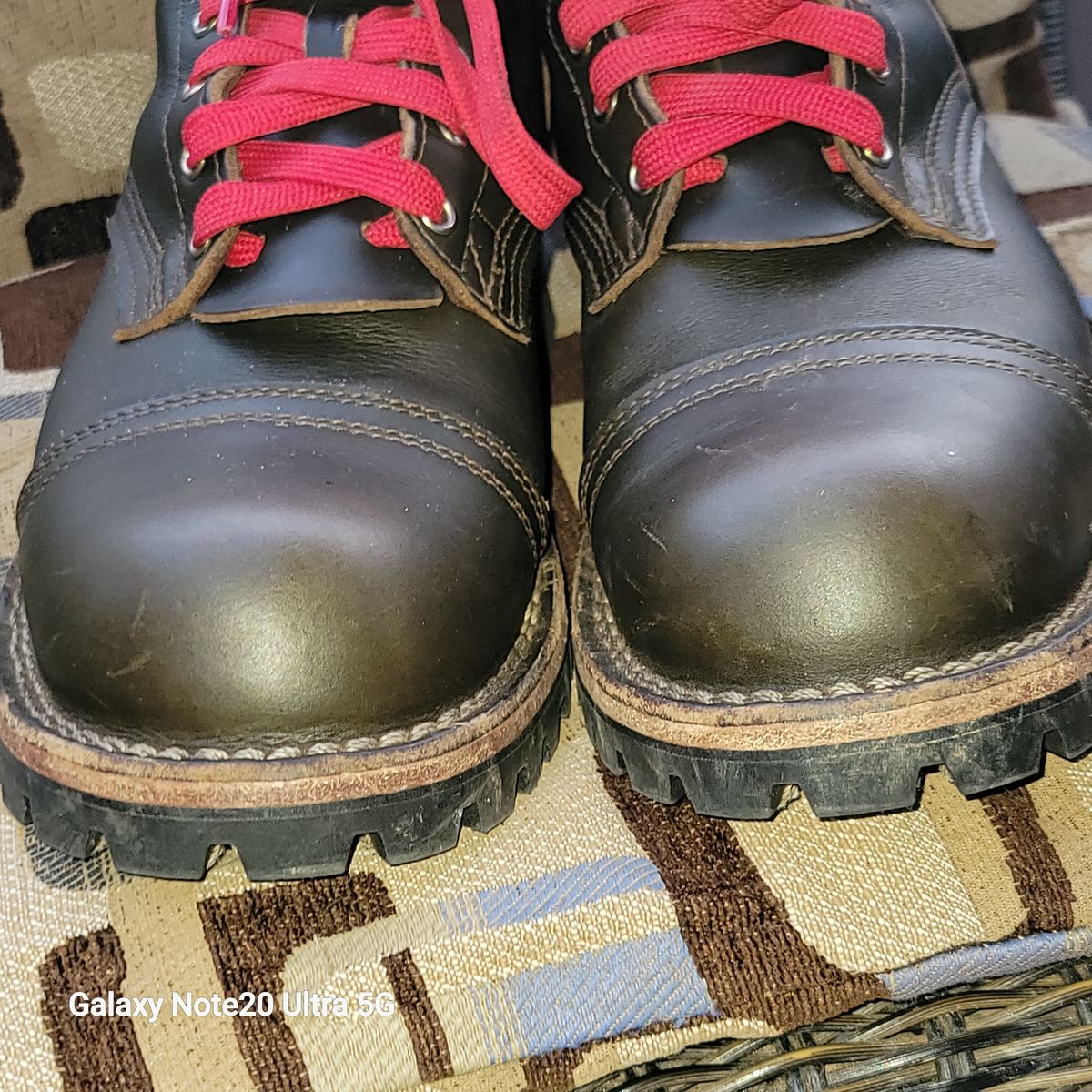 Photo by BigfootWilly on November 3, 2024 of the Nicks Handmade Boots Urban Logger in Shackelton Greener Pastures.