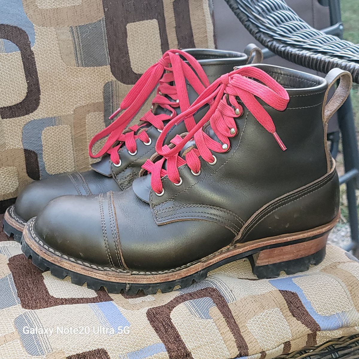 Photo by BigfootWilly on November 3, 2024 of the Nicks Handmade Boots Urban Logger in Shackelton Greener Pastures.