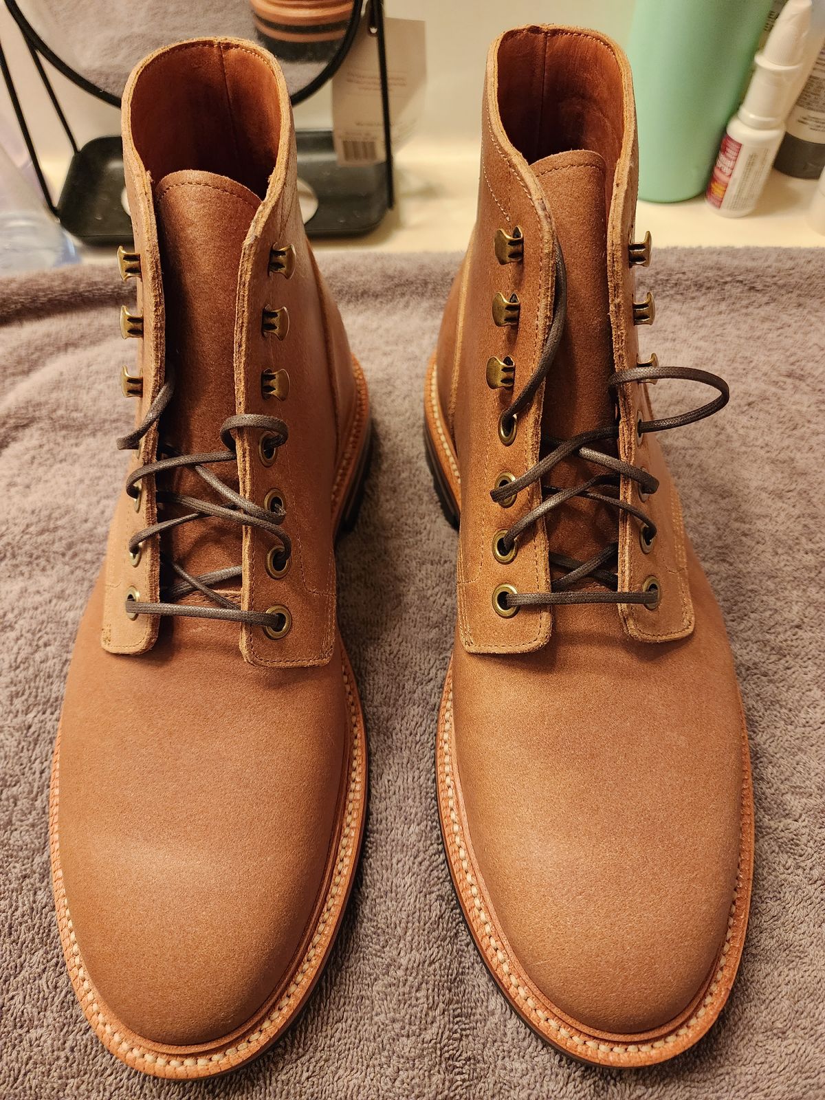 Photo by jagonzz on October 1, 2022 of the Grant Stone Diesel Boot in C.F. Stead Natural Waxy Commander Suede.