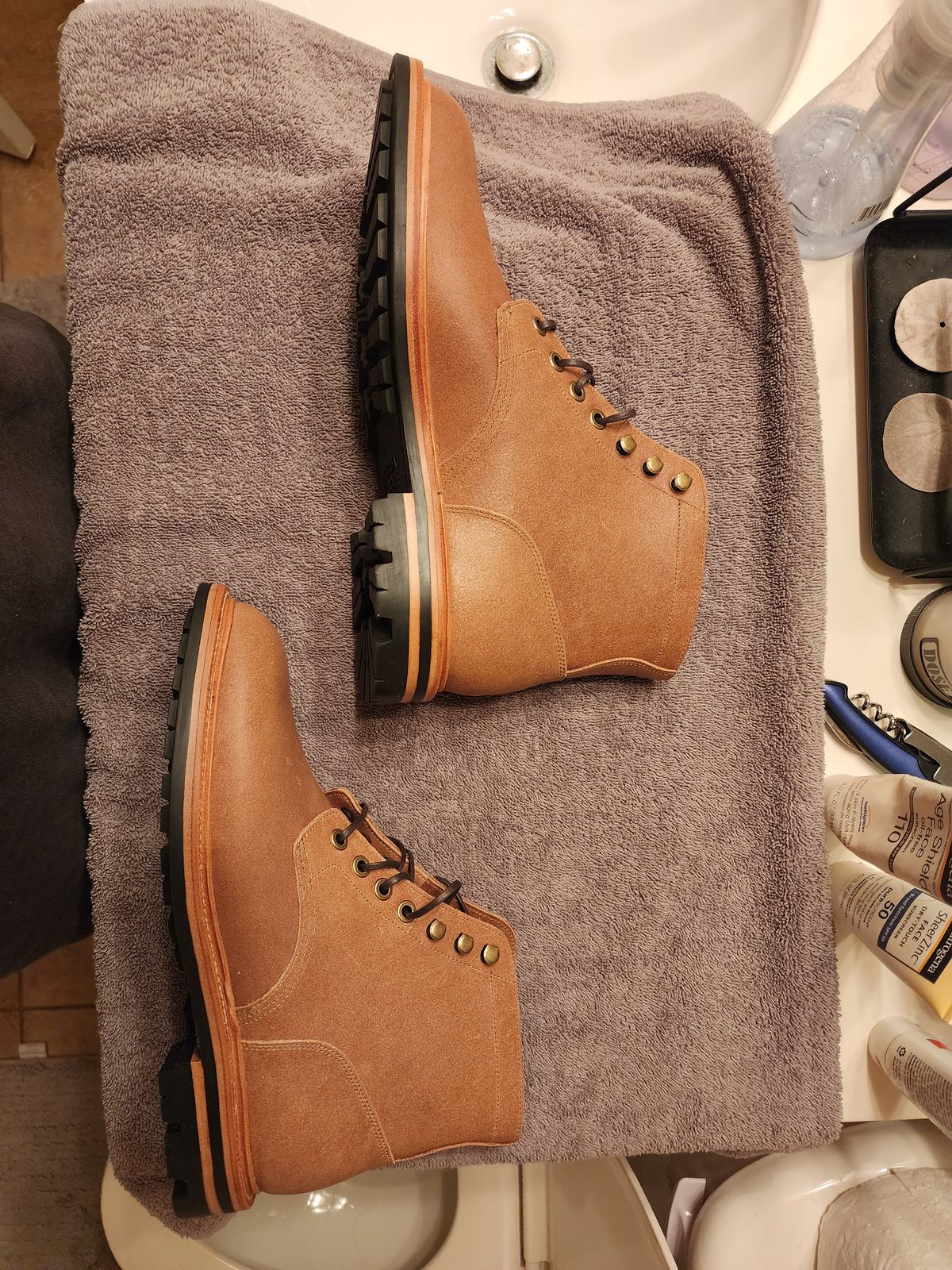 Photo by jagonzz on October 1, 2022 of the Grant Stone Diesel Boot in C.F. Stead Natural Waxy Commander Suede.