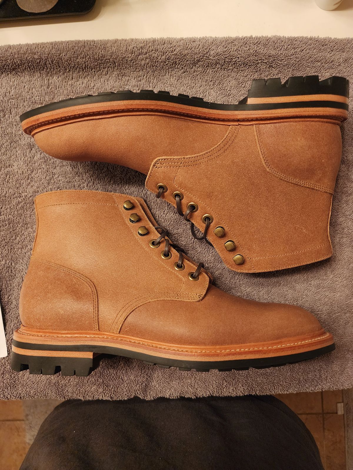 Photo by jagonzz on October 1, 2022 of the Grant Stone Diesel Boot in C.F. Stead Natural Waxy Commander Suede.