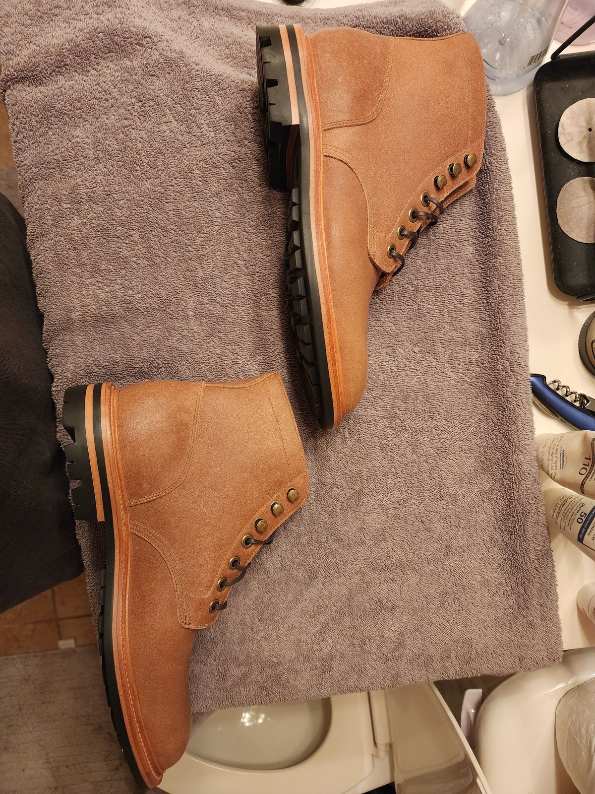 Photo by jagonzz on October 1, 2022 of the Grant Stone Diesel Boot in C.F. Stead Natural Waxy Commander Suede.