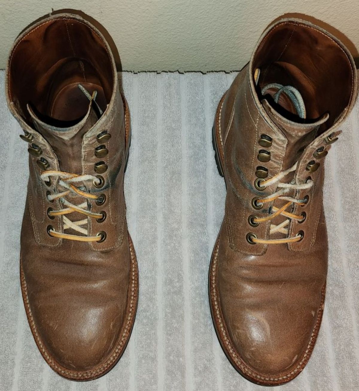Photo by jagonzz on April 6, 2023 of the Grant Stone Diesel Boot in C.F. Stead Natural Waxy Commander Suede.