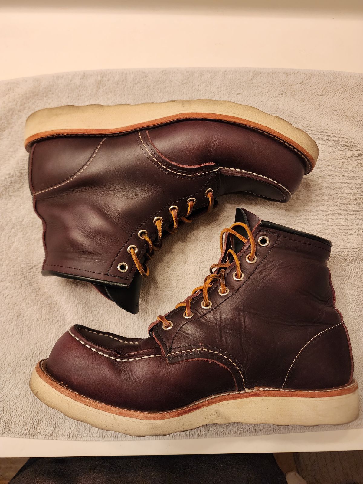 Photo by jagonzz on November 5, 2023 of the Red Wing 6-Inch Classic Moc in S.B. Foot Black Cherry Excalibur.