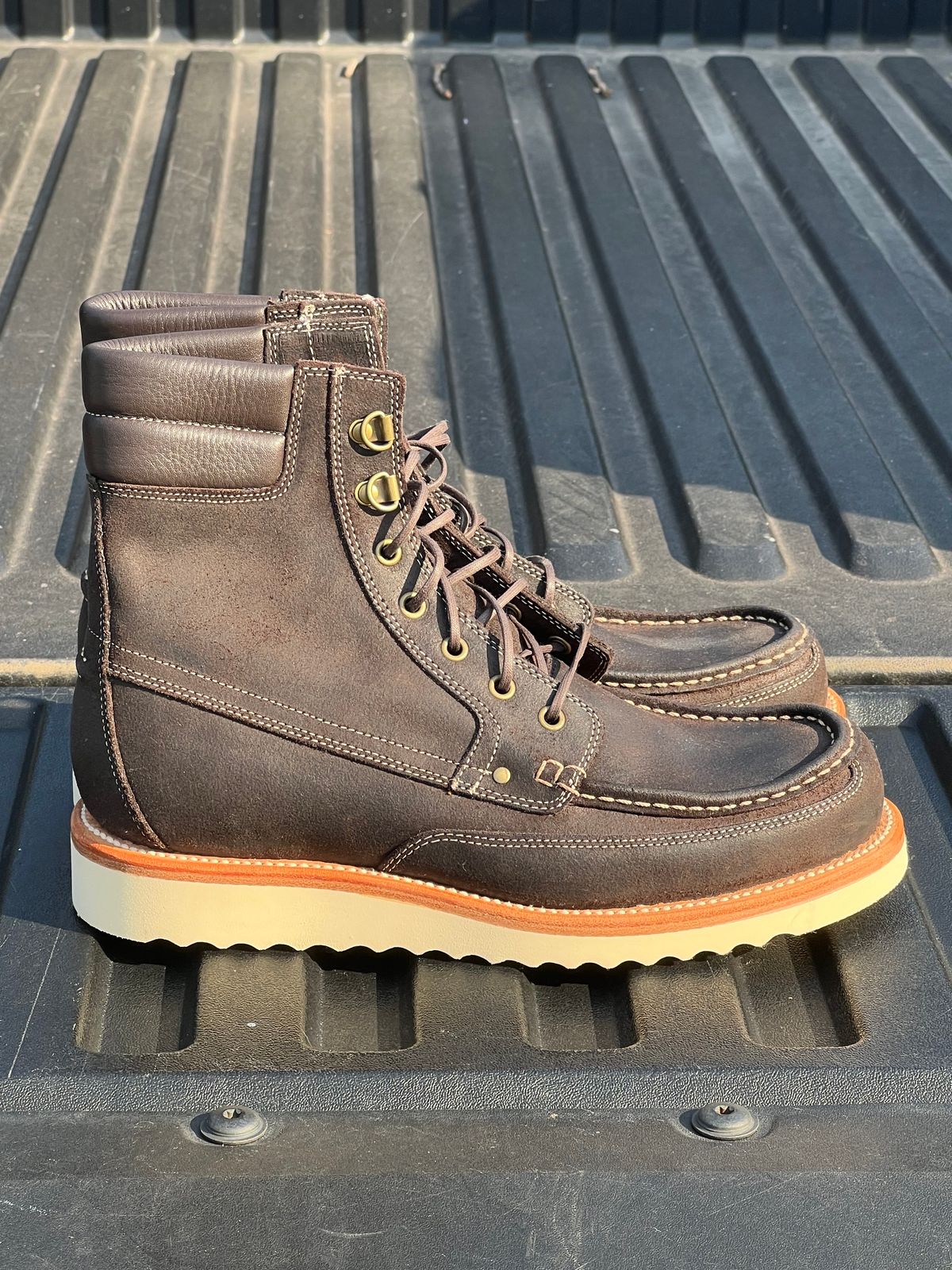 Photo by thepugilist on October 1, 2023 of the Grant Stone Field Boot in C.F. Stead Earth Waxy Commander Suede.