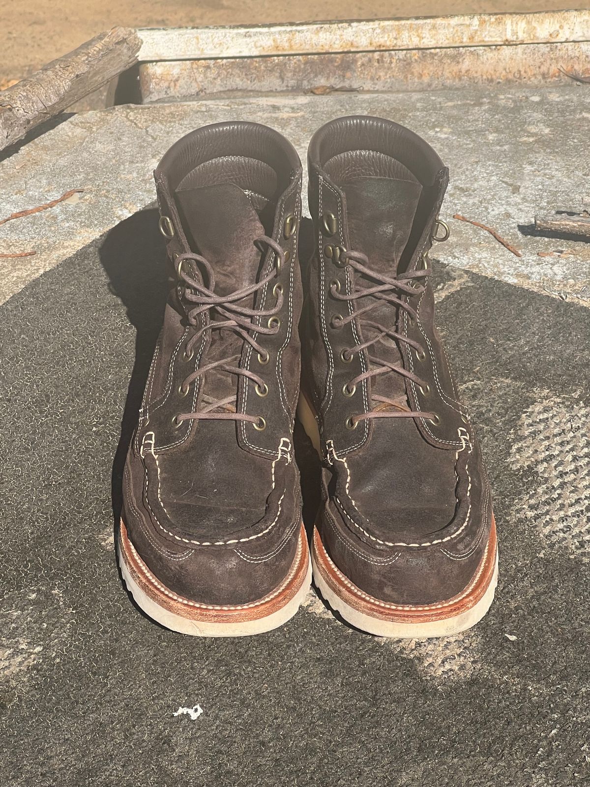 Photo by thepugilist on November 5, 2023 of the Grant Stone Field Boot in C.F. Stead Earth Waxy Commander Suede.