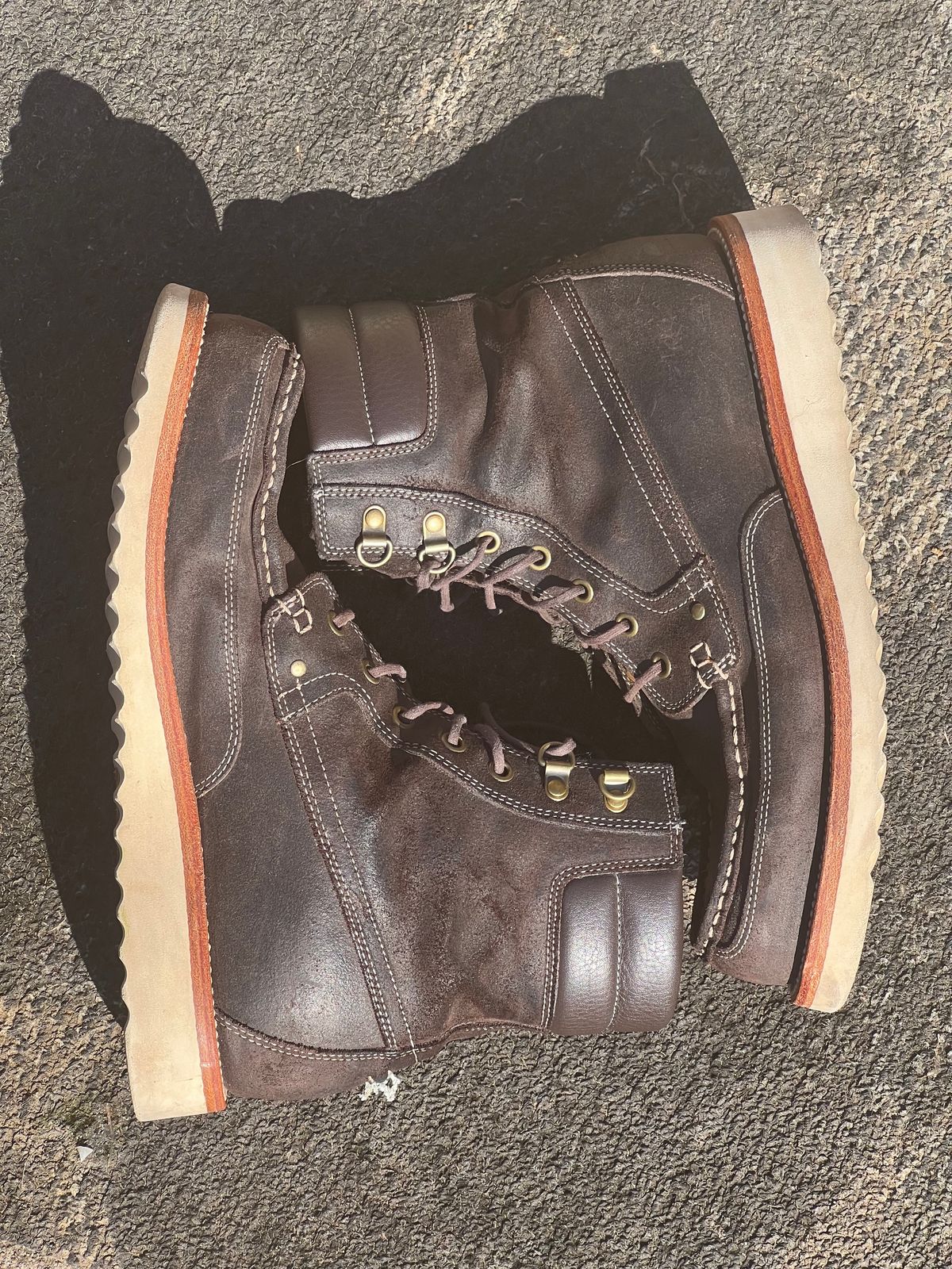 Photo by thepugilist on November 5, 2023 of the Grant Stone Field Boot in C.F. Stead Earth Waxy Commander Suede.