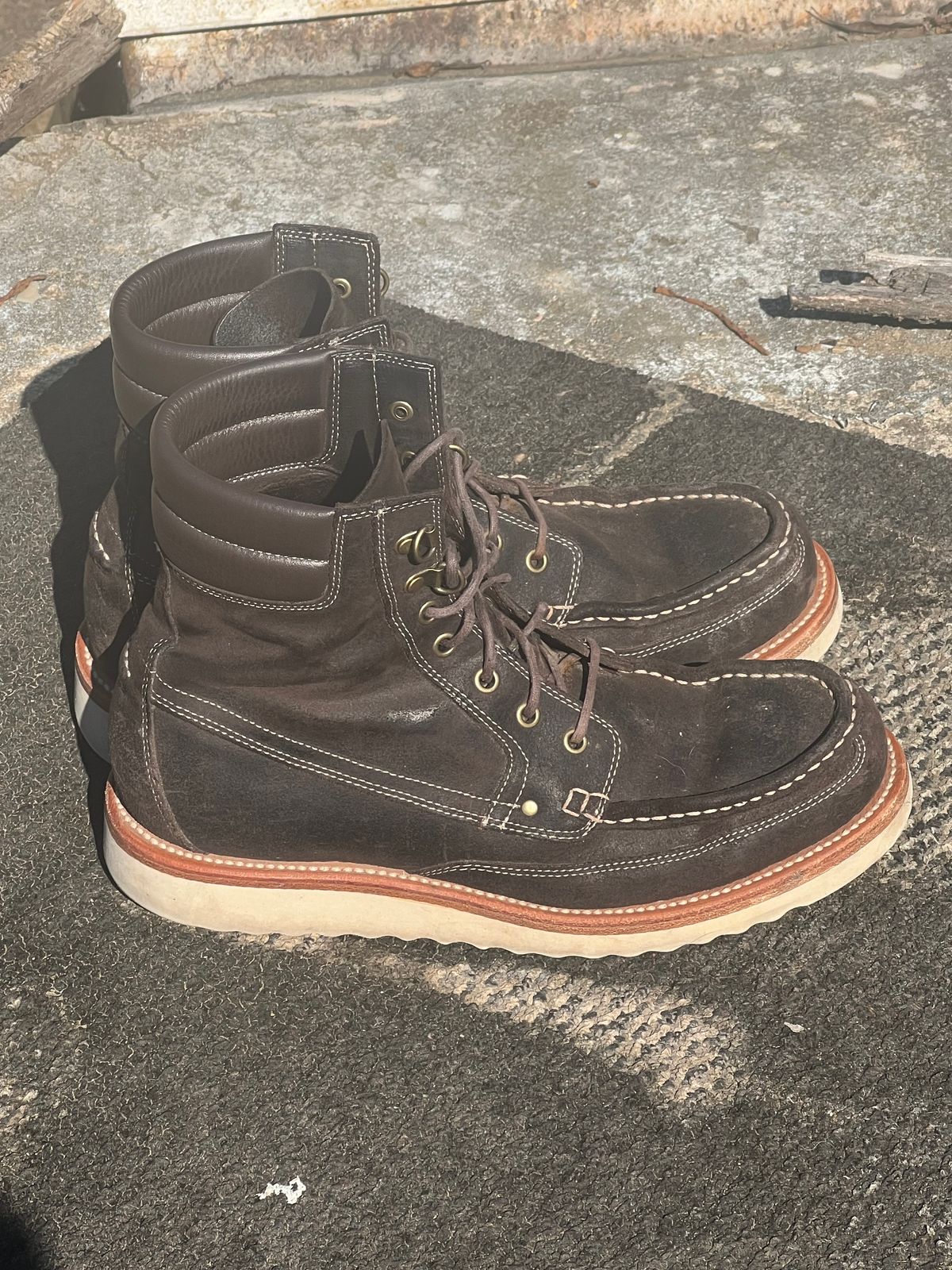 Photo by thepugilist on November 5, 2023 of the Grant Stone Field Boot in C.F. Stead Earth Waxy Commander Suede.