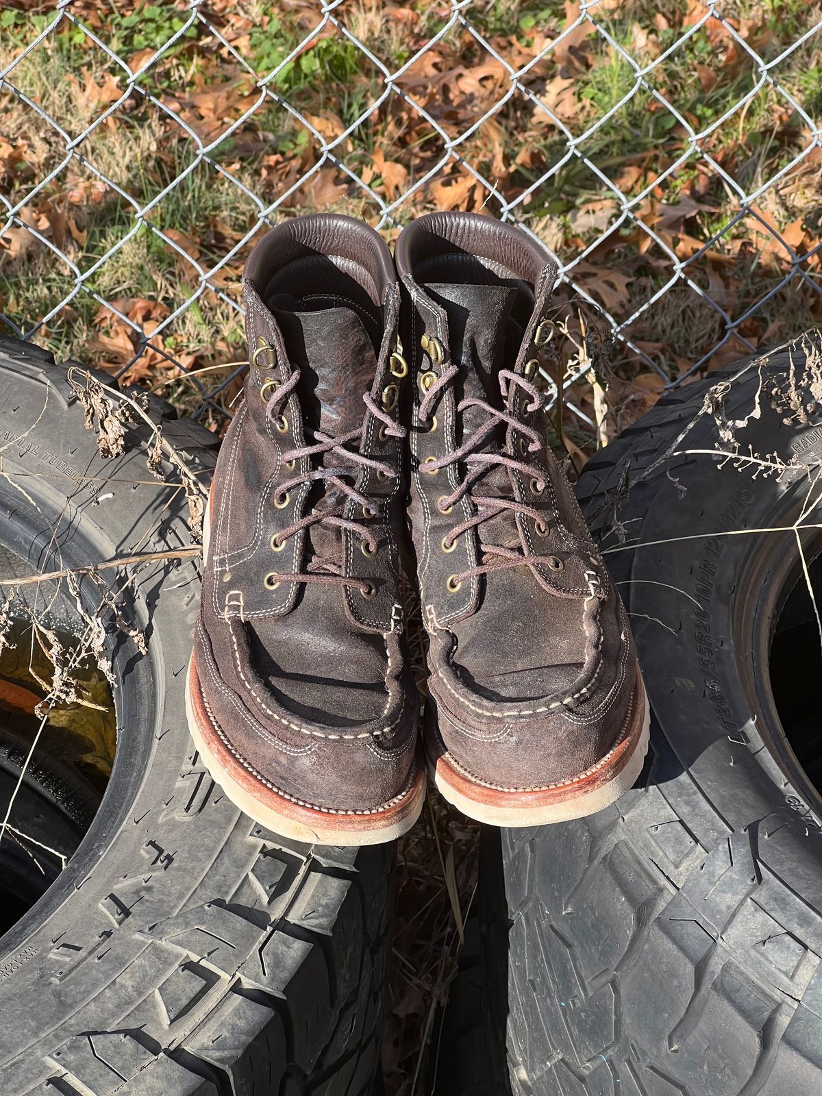 Photo by thepugilist on January 1, 2024 of the Grant Stone Field Boot in C.F. Stead Earth Waxy Commander Suede.