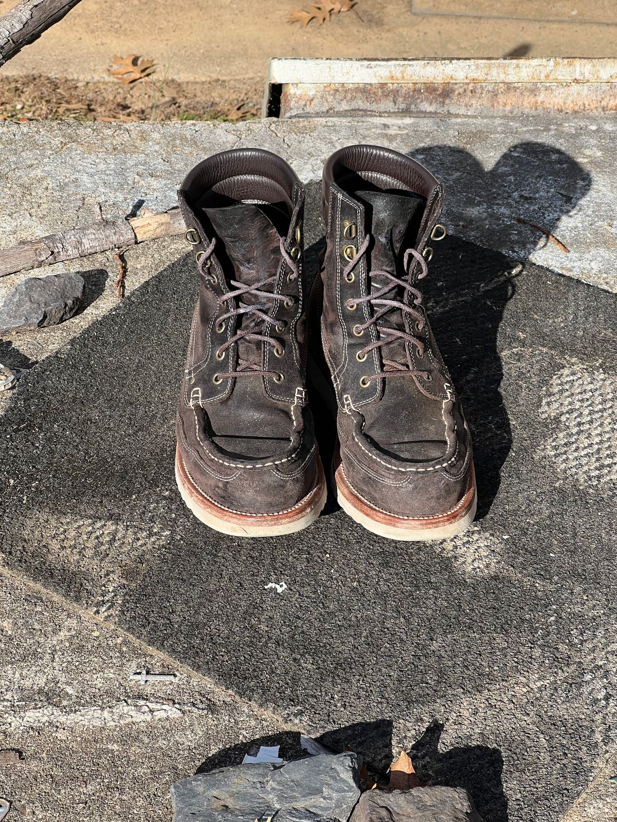 Photo by thepugilist on January 1, 2024 of the Grant Stone Field Boot in C.F. Stead Earth Waxy Commander Suede.