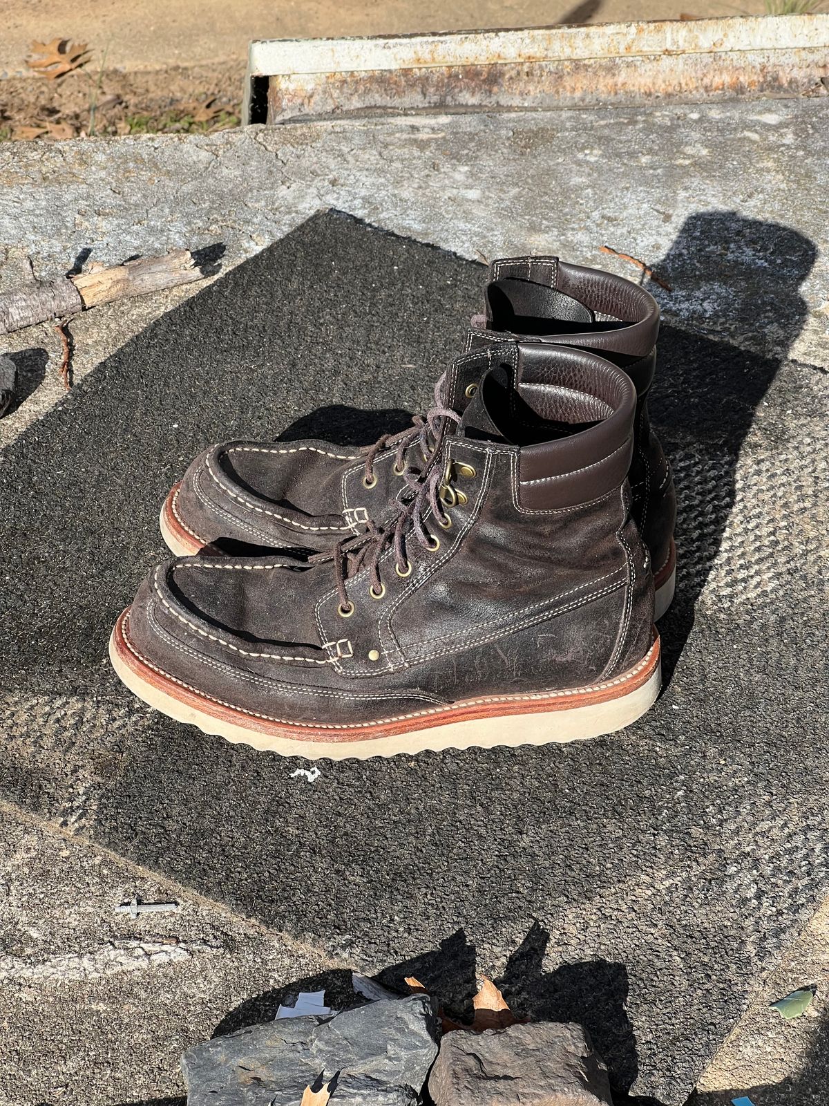 Photo by thepugilist on January 1, 2024 of the Grant Stone Field Boot in C.F. Stead Earth Waxy Commander Suede.