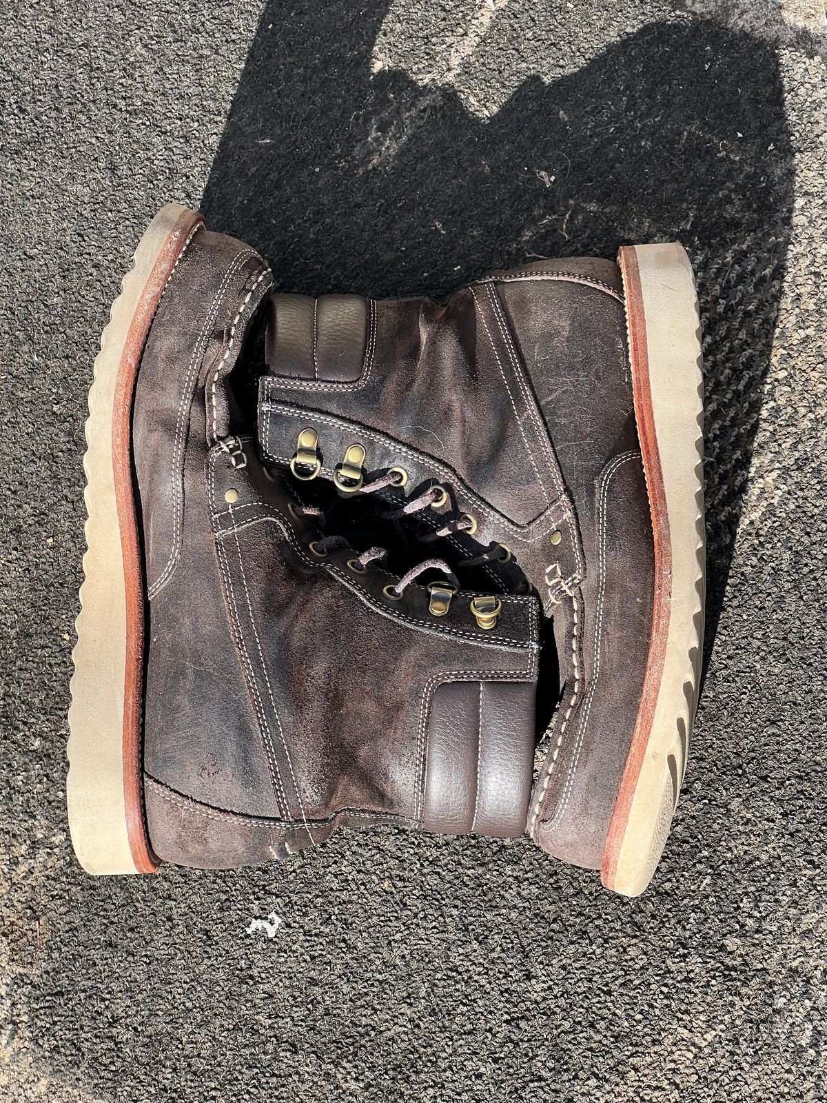 Photo by thepugilist on January 1, 2024 of the Grant Stone Field Boot in C.F. Stead Earth Waxy Commander Suede.