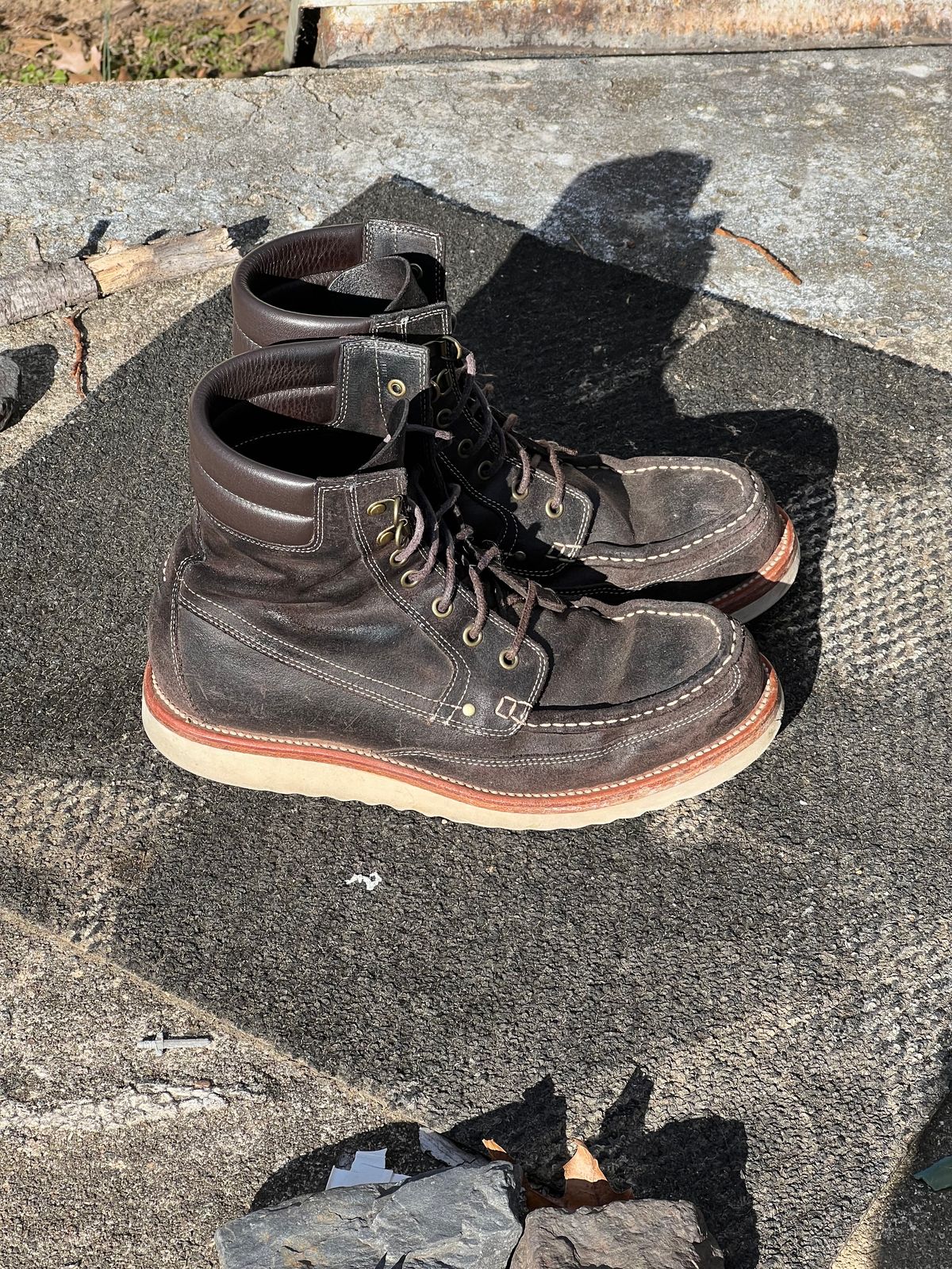 Photo by thepugilist on January 1, 2024 of the Grant Stone Field Boot in C.F. Stead Earth Waxy Commander Suede.