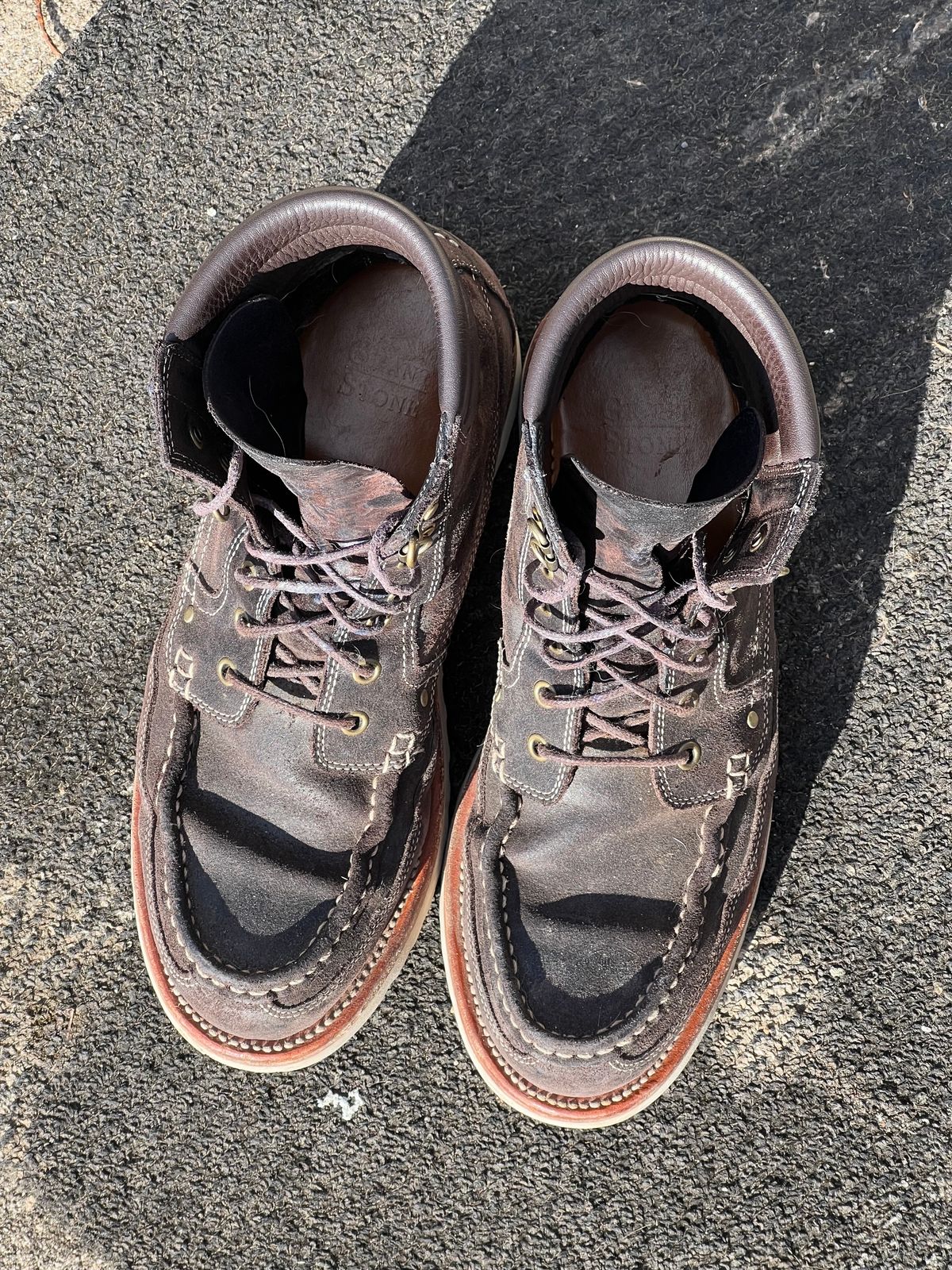 Photo by thepugilist on January 1, 2024 of the Grant Stone Field Boot in C.F. Stead Earth Waxy Commander Suede.