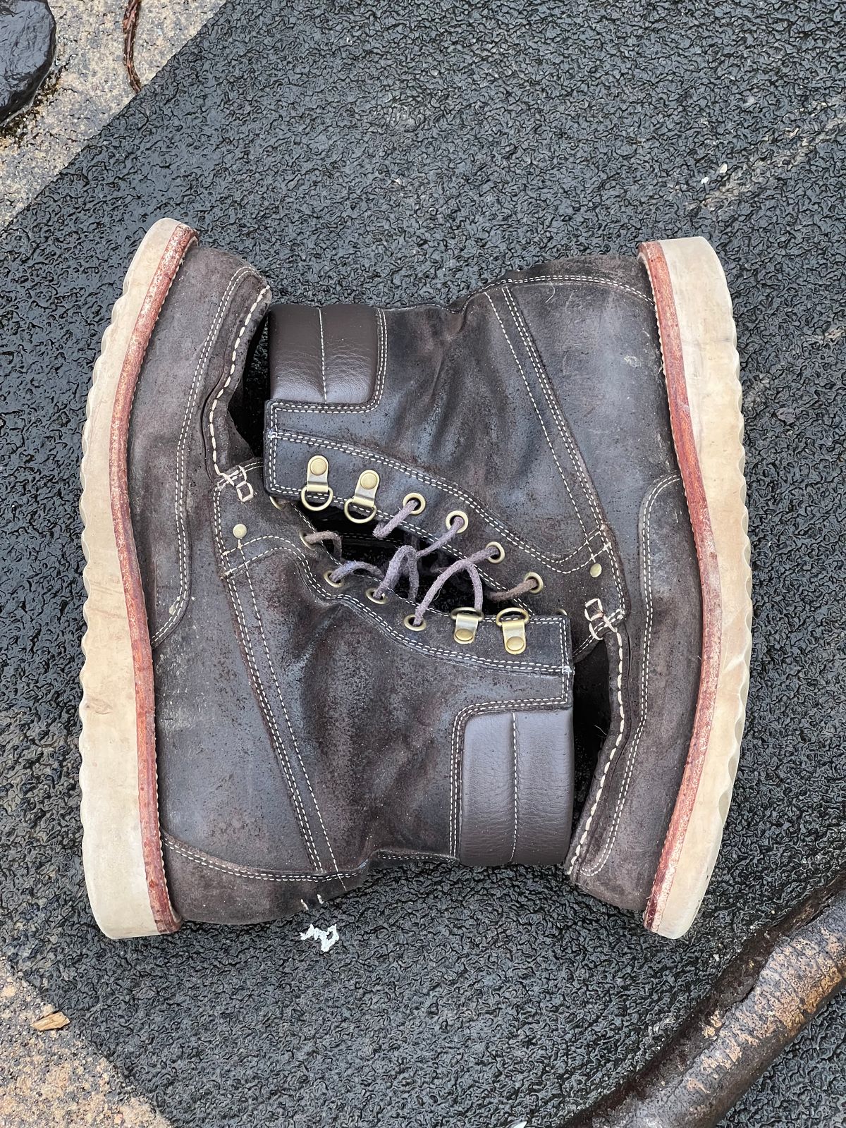 Photo by thepugilist on February 4, 2024 of the Grant Stone Field Boot in C.F. Stead Earth Waxy Commander Suede.