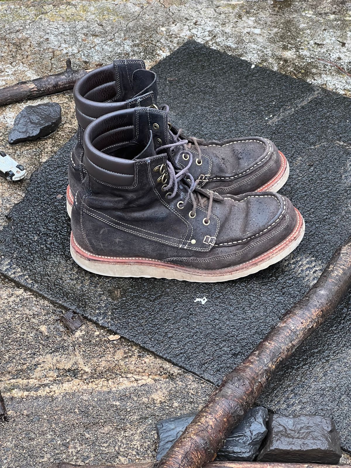 Photo by thepugilist on February 4, 2024 of the Grant Stone Field Boot in C.F. Stead Earth Waxy Commander Suede.