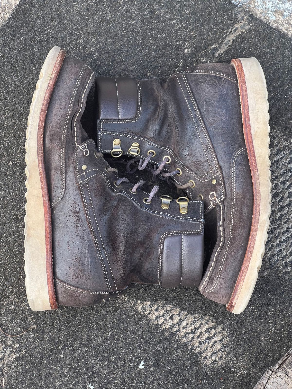 Photo by thepugilist on March 3, 2024 of the Grant Stone Field Boot in C.F. Stead Earth Waxy Commander Suede.