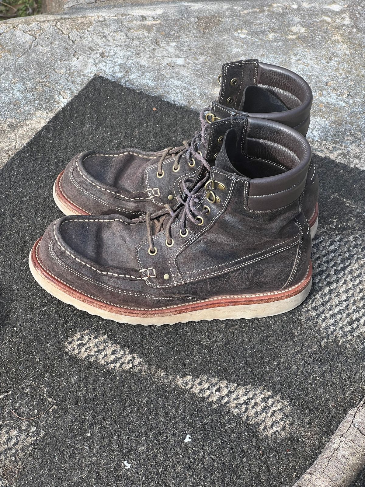 Photo by thepugilist on March 3, 2024 of the Grant Stone Field Boot in C.F. Stead Earth Waxy Commander Suede.