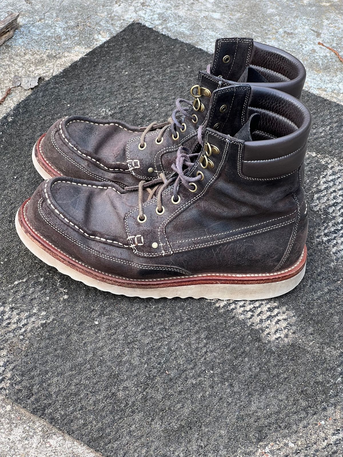 Photo by thepugilist on April 1, 2024 of the Grant Stone Field Boot in C.F. Stead Earth Waxy Commander Suede.