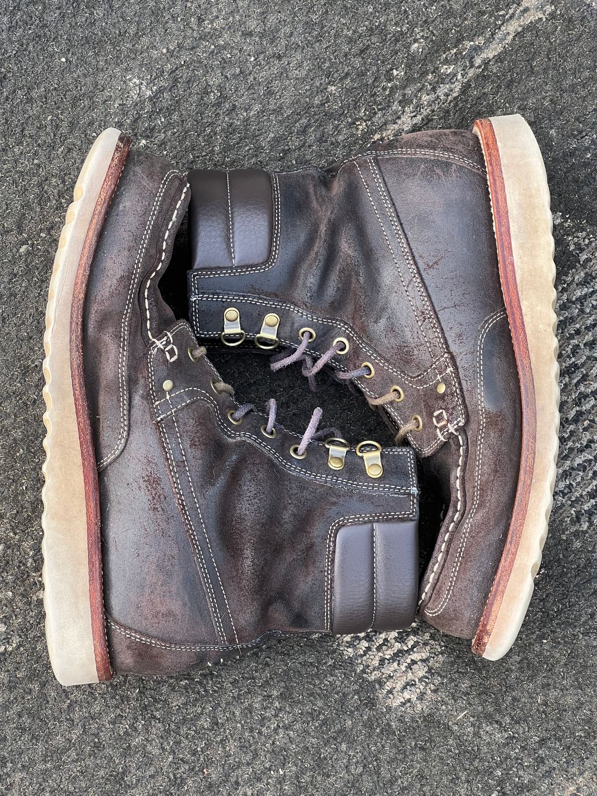 Photo by thepugilist on April 1, 2024 of the Grant Stone Field Boot in C.F. Stead Earth Waxy Commander Suede.