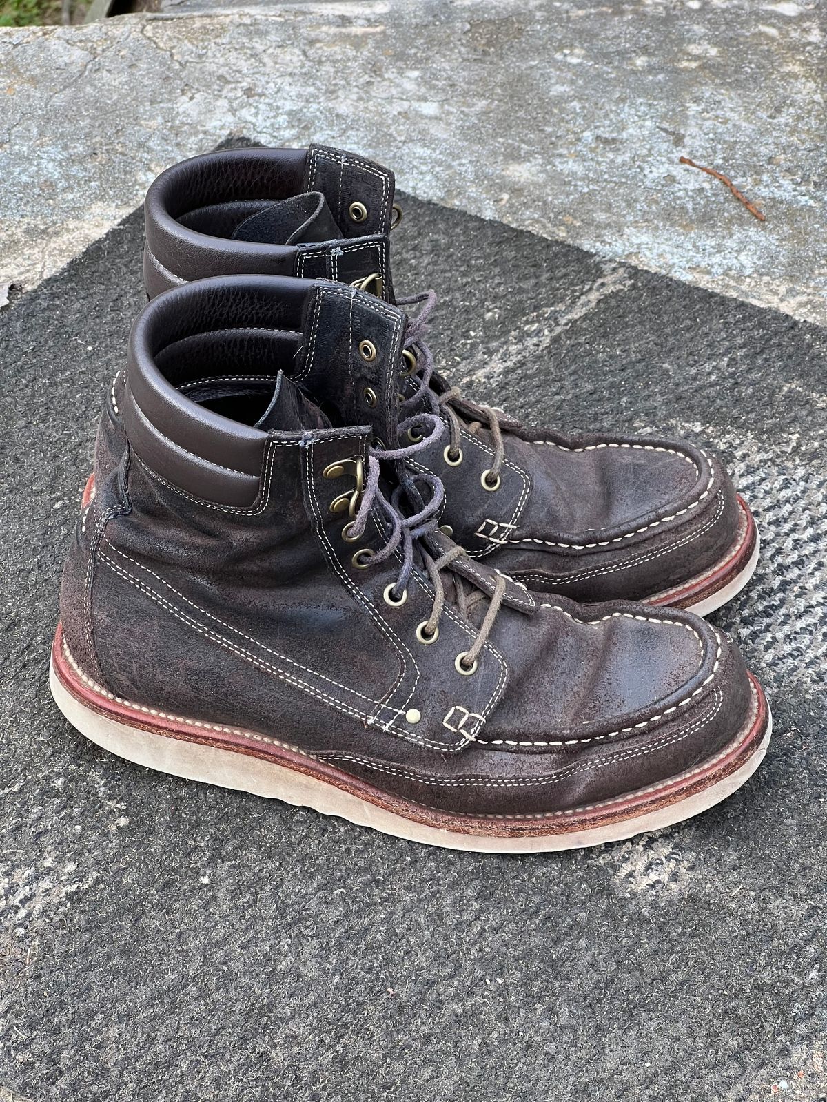 Photo by thepugilist on April 1, 2024 of the Grant Stone Field Boot in C.F. Stead Earth Waxy Commander Suede.