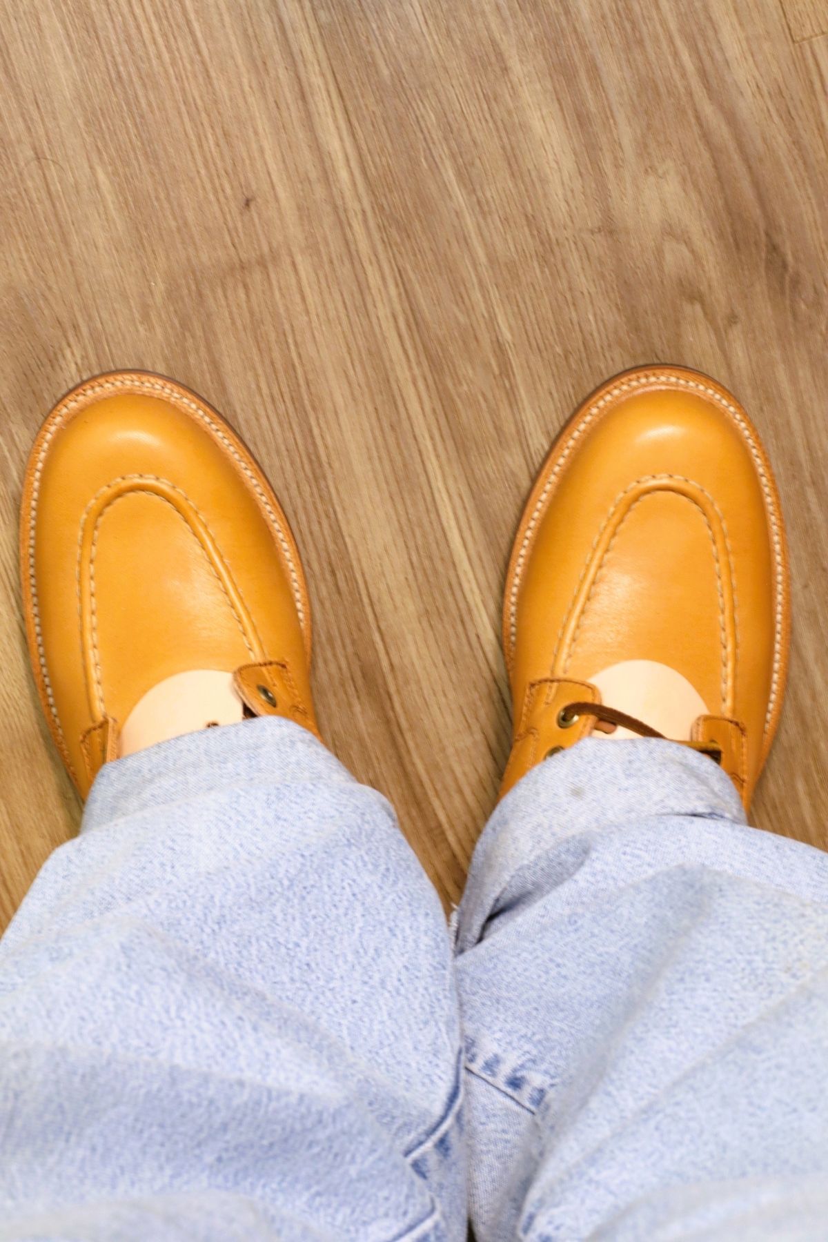 Photo by BenCh0074 on October 1, 2022 of the Grant Stone Brass Boot in Horween Natural Essex.