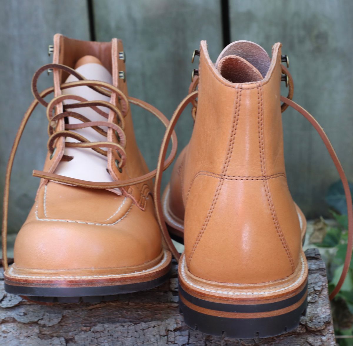Photo by BenCh0074 on October 1, 2022 of the Grant Stone Brass Boot in Horween Natural Essex.