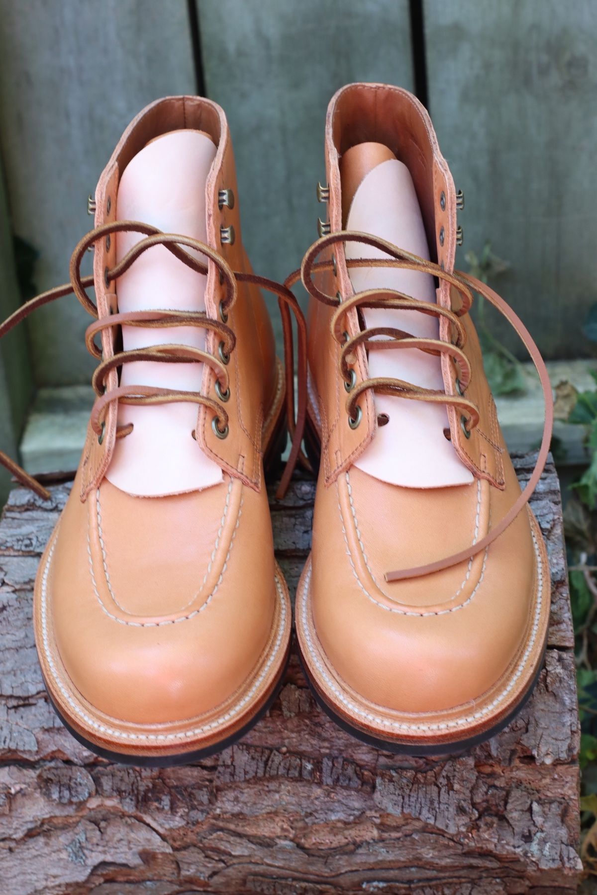 Photo by BenCh0074 on October 1, 2022 of the Grant Stone Brass Boot in Horween Natural Essex.